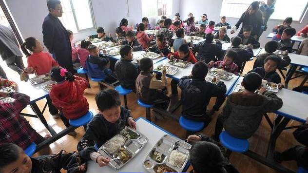 基础薄弱区域学位供应量体裁衣加强教育资源跨学段调整