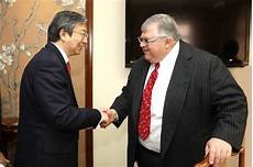 永城双语学校 永城双语学校,答双语是在一个国家或地区里用两种语言